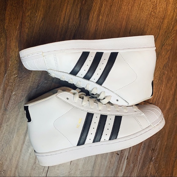 Women’s Authentic adidas shell toe shoe size 5.5 - Picture 6 of 6